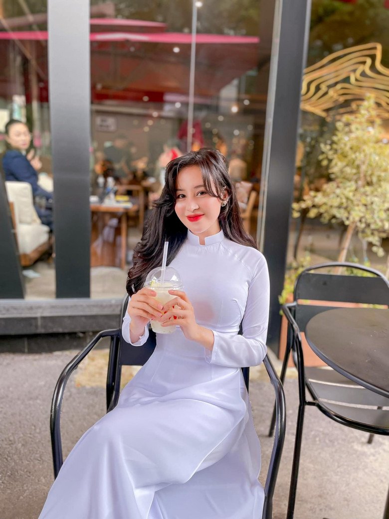 Cô nàng cũng nói rõ luôn rằng mình 47kg 4 lạng. Với chiều cao khá chuẩn cùng mức cân như trên, nói bà Tưng mập không đúng.