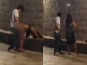 Tin tức - Đôi bạn trẻ "hành sự" ngay giữa chốn đông người, chỉ chịu kéo đồ lên khi có người nhắc nhở