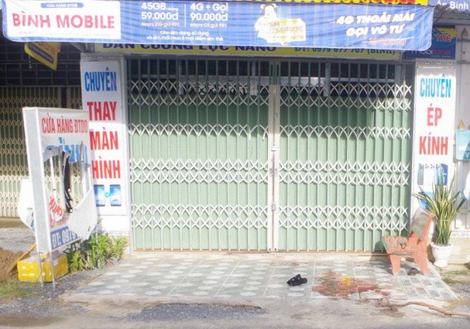 Khu vực cửa hàng điện thoại, nơi nạn nhân bị đâm tử vong.