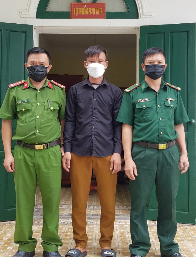 Nguyễn Văn Thắng (giữa) trình diện tại cơ quan chức năng.