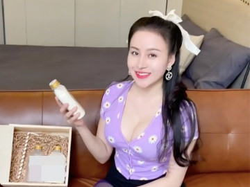 Mặc áo cổ sâu lại quay góc cao, bà Tưng được hỏi bí kíp uống sữa để giữ dáng