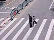 Clip Eva - Clip: Phản xạ cực nhanh, cha cứu con trai thoát cú đâm trong gang tấc