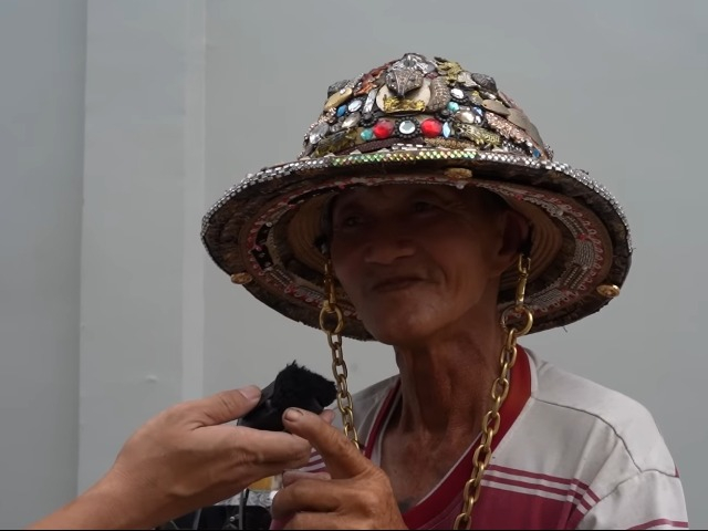 Người đàn ông độc lạ có 1-0-2 tại Bình Dương: 51 năm đạp xe tìm chị gái, được mệnh danh là nhà vua vì điều này