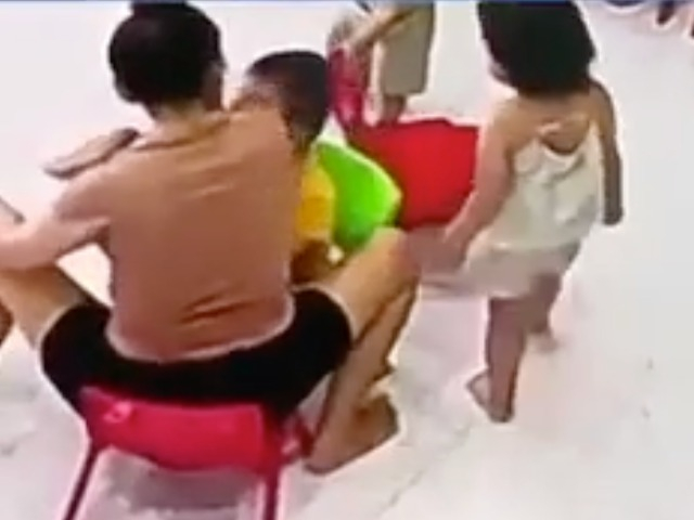 Tin tức 24h: Cô giáo mầm non hất cùi chỏ vào mặt bé trai 3 tuổi gây bức xúc MXH bất ngờ lên tiếng