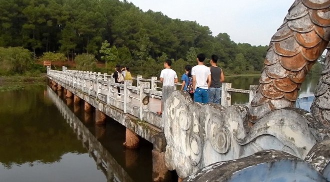 Du khách tham quan công viên hồ Thủy Tiên. Ảnh: Hải Vân