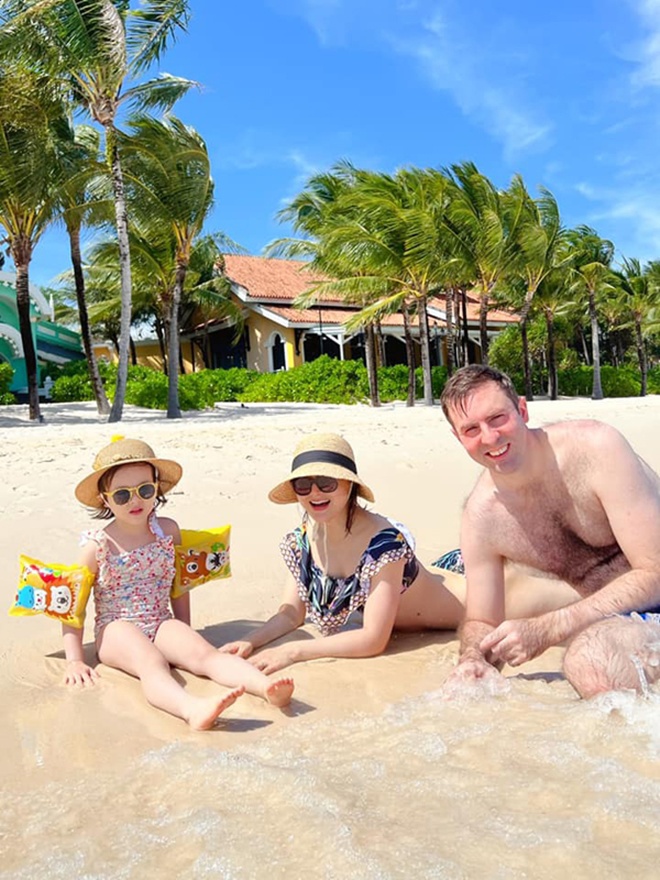 Lan Phương Nguyễn đi du lịch cùng chồng con.