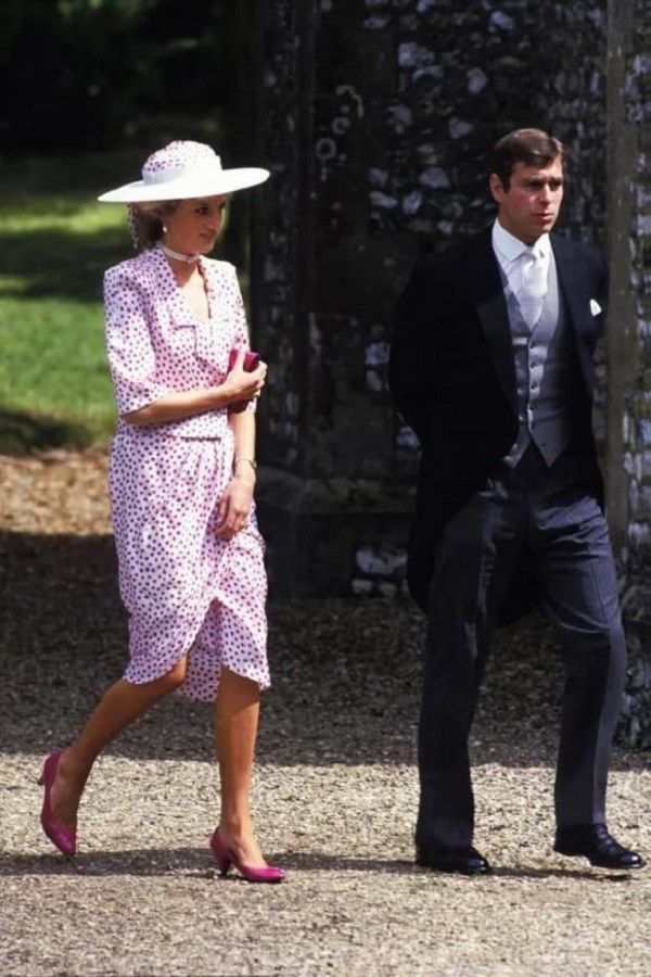 Công nương Diana - Kate Middleton: Cặp mẹ chồng, nàng dâu diện đồ đi ăn cưới cũng thanh lịch đáng nể - 1