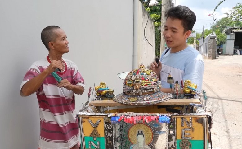 Ông Sơn cùng chiếc mũ độc đáo khiến ai gặp lần đầu cũng phải chú ý.