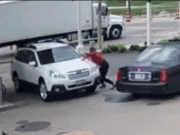 Clip Eva - Clip: Bị cướp xe ô tô, nữ tài xế nhảy lên nắp capo cố thủ và cái kết