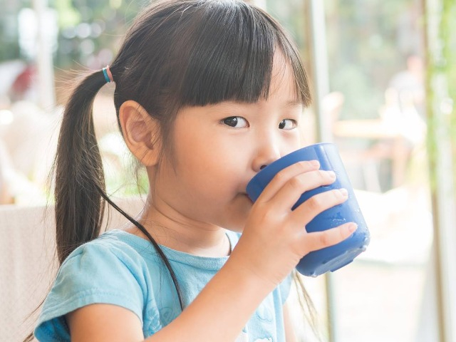 Trẻ uống nhiều nước thông minh nhưng 6 loại nước này cực độc với trẻ, có loại bố mẹ tưởng tốt