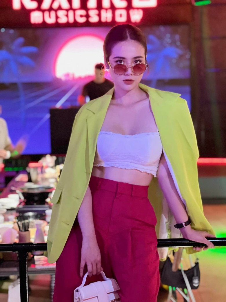 Stylist của cô nàng từng hé lộ, chọn đồ cho Vân Trang không hề dễ bởi vóc dáng, đặc biệt là vòng eo của Minh Huyền liên tục thay đổi số đo. Vòng eo quá bé của cô nàng đã khiến cho stylist mệt bở hơi tai.