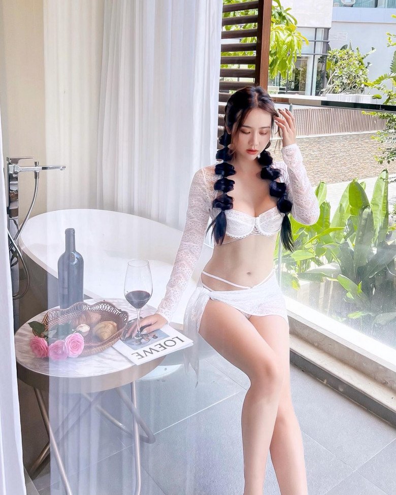 Vừa hết phim, Minh Huyền đã xả vai Vân Trang, diện đồ ren màu trắng khoe body đường cong uốn lượn. Đặc biệt hơn ở góc chụp ngồi, cô còn khẳng định độ chất ngất của vòng eo mình.