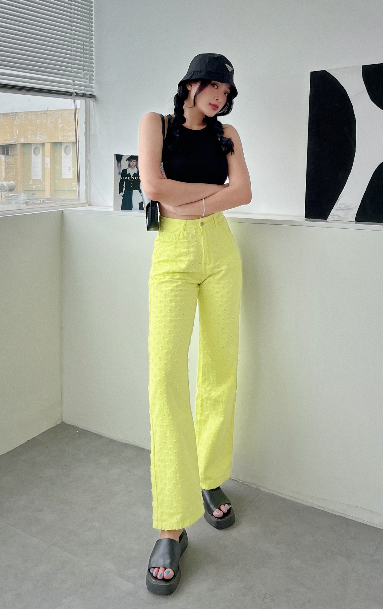 Bộ thun gân kết hợp màu nổi bật, đối lập tưởng chừng như tương phản nhưng lại tạo nên gu rất riêng tạo nên sự trendy nổi bật vòng 2 .