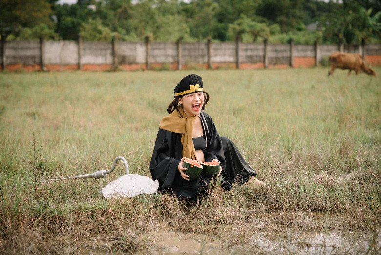 Mẹ bầu Bình Phước nổi tiếng với bộ ảnh lạ, ai cũng đoán em bé chào đời sẽ hài hước như mẹ - 3