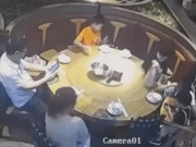 Tin tức - Bố mẹ mải xem điện thoại, để con nghịch bàn ăn xoay, gây ra tai nạn ai xem cũng rùng mình