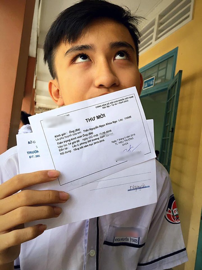 Chàng trai cùng tờ giấy mời họp phụ huynh ghi cái tên Khoa Ngu.