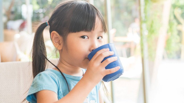 Uống nước đúng cách giúp trẻ tăng cường hoạt động trí não. (Ảnh minh họa)