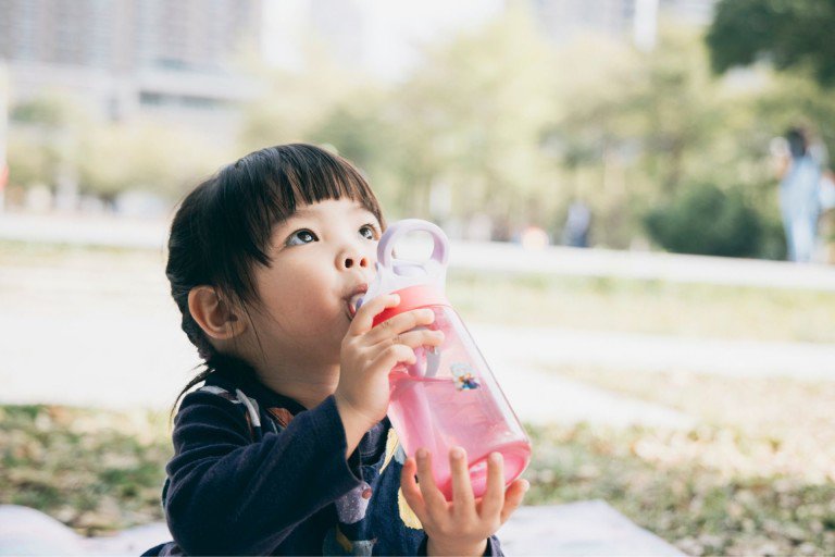Thời điểm cho trẻ uống nước cũng rất quan trọng. (Ảnh minh họa)