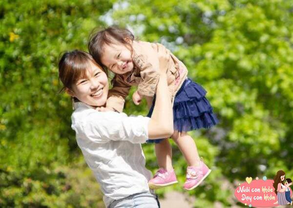 Tâm trạng tốt của bố mẹ có thể làm cho trẻ cảm thấy vui vẻ và tự tin, đồng thời nó là chất xúc tác để thúc đẩy sự tiến bộ của trẻ.