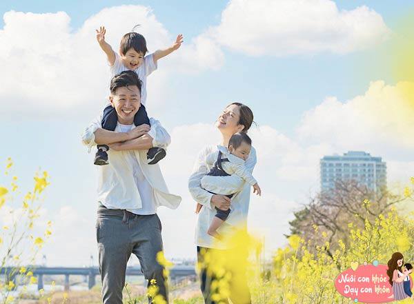 Bầu không khí gia đình có thể ảnh hưởng đến trẻ và đóng vai trò hướng dẫn cho con, sự đồng hành và tận tâm của các bậc phụ huynh là cách giáo dục mà trẻ em cần nhất.