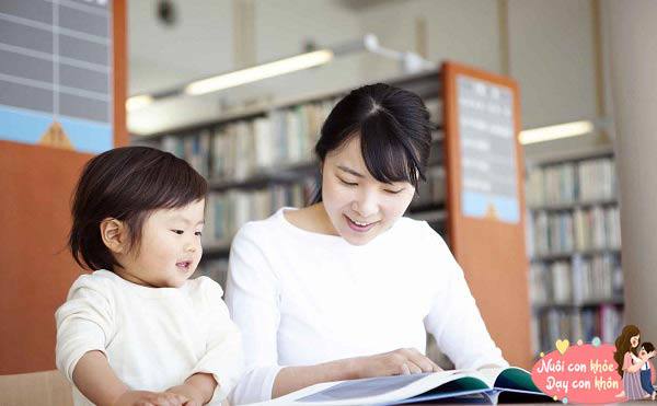 Khi đọc sách trẻ sẽ khám phá thêm nhiều kiến thức bổ ích, mới lạ, đồng thời có thể dạy cho trẻ cách ứng xử tốt, khơi dậy cảm xúc, tình yêu thương của trẻ.