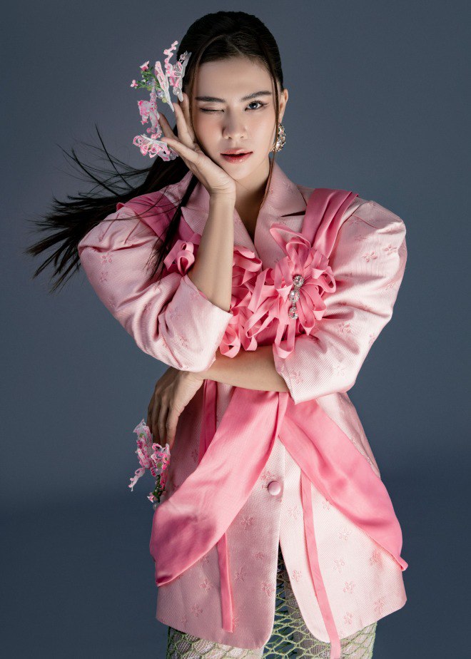 Hà Nhi cho biết cô luôn cảm thấy bên trong mình có nhiều nhân cách khác nhau. Một mặt, cô là người rất sâu sắc, tình cảm, từng trải qua nhiều biến cố. Bên cạnh đó, Hà Nhi cũng cực kỳ lạc quan.