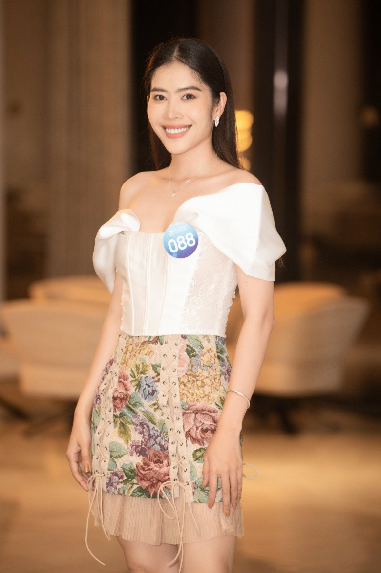 Khoe trình amp;#34;nuốt micamp;#34; tại Miss World Vietnam, Nam Em nhờ Minh Tú thị phạm catwalk đầy quyết tâm - 4