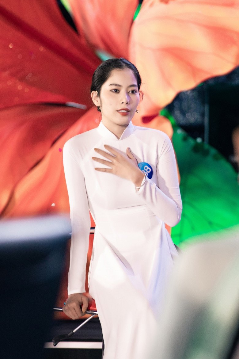 Khoe trình amp;#34;nuốt micamp;#34; tại Miss World Vietnam, Nam Em nhờ Minh Tú thị phạm catwalk đầy quyết tâm - 5