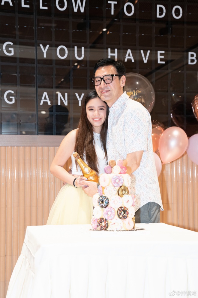 Chung Trấn Đào tươi rói chúc mừng Blythe.