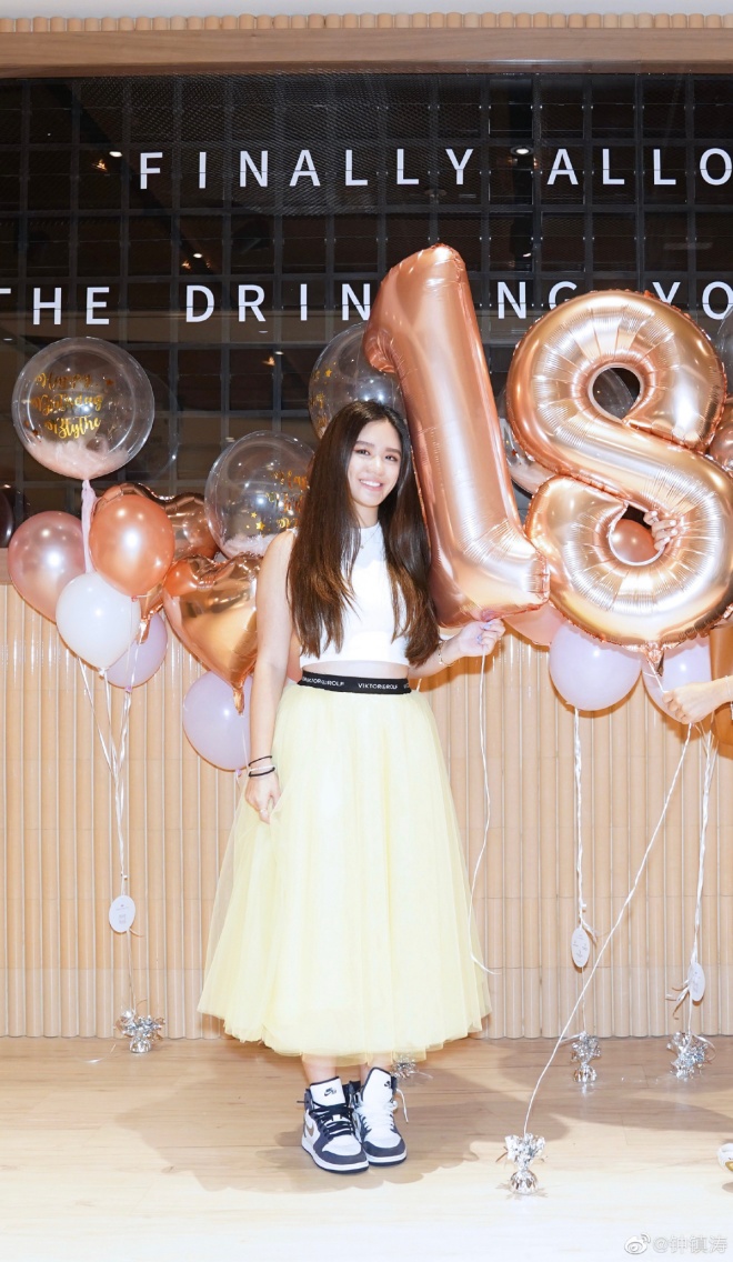 Dễ dàng có thể nhận ra Blythe mang nhiều nét của bố đẻ.