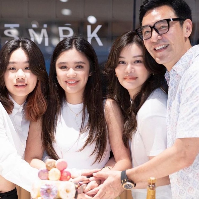 Ca sĩ Phạm Khương (bên cạnh Chung Trấn Đào) cũng chúc mừng sinh nhật con gái.