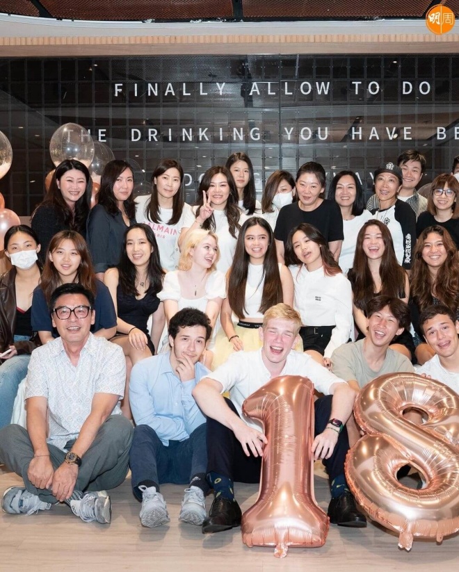 Chung Trấn Đào (ngoài cùng bên trái) là người tổ chức tiệc cho con gái.