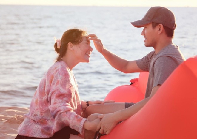 Quý Bình hạnh phúc trong cuộc hôn nhân với bà xã hơn 7 tuổi. Cả 2 thường xuyên khoe những hình ảnh lãng mạn trên trang cá nhân.