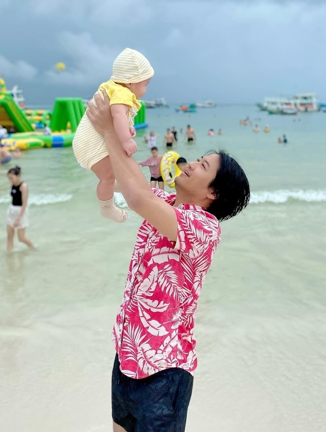 Khoảnh khắc gần đây Quý Bình chia sẻ, ghi lại kỷ niệm lần đầu đưa con trai đi biển.