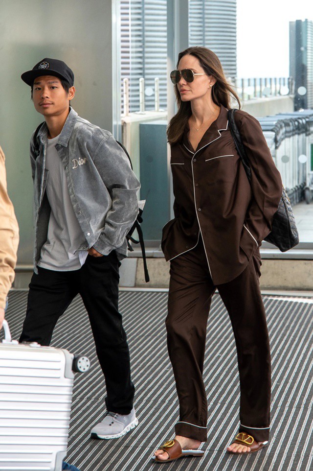 Cộp mác Angelina Jolie, vợ Chi Bảo cũng mặc đồ ngủ ra sân bay, ai vào amp;#34;bóc giáamp;#34; cũng phỏng tay - 4
