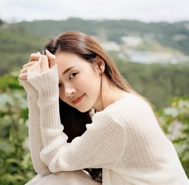 Midu là nghệ sĩ giải trí đa năng với các vai trò diễn viên, mẫu ảnh, MC, thậm chí từng phát hành sản phẩm âm nhạc.