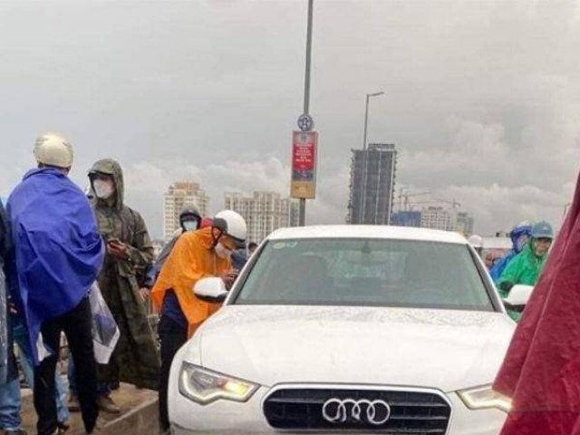 Hà Nội: Nghi vấn người đàn ông bỏ lại xe Audi cùng lá thư tuyệt mệnh rồi nhảy cầu Nhật Tân