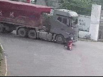  Clip: Tông vào xe tải khi sang đường, người phụ nữ sống sót khó tin 