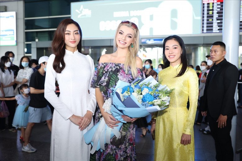 Đương kim Miss World 2021 diện đầm hồng khoe body nảy nở gửi lời chào tới Eva - 4