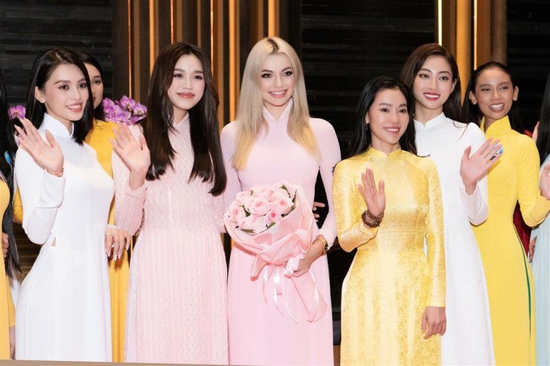 Đương kim Miss World 2021 diện đầm hồng khoe body nảy nở gửi lời chào tới Eva - 6