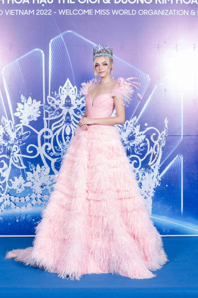 Đương kim Miss World 2021 diện đầm hồng khoe body nảy nở gửi lời chào tới Eva - 1