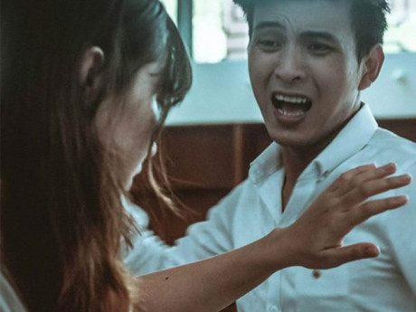 Chồng cũ đem 500 triệu tới xin tái hôn, thấy thứ nhấp nháy cạnh cửa tôi tát anh cháy má