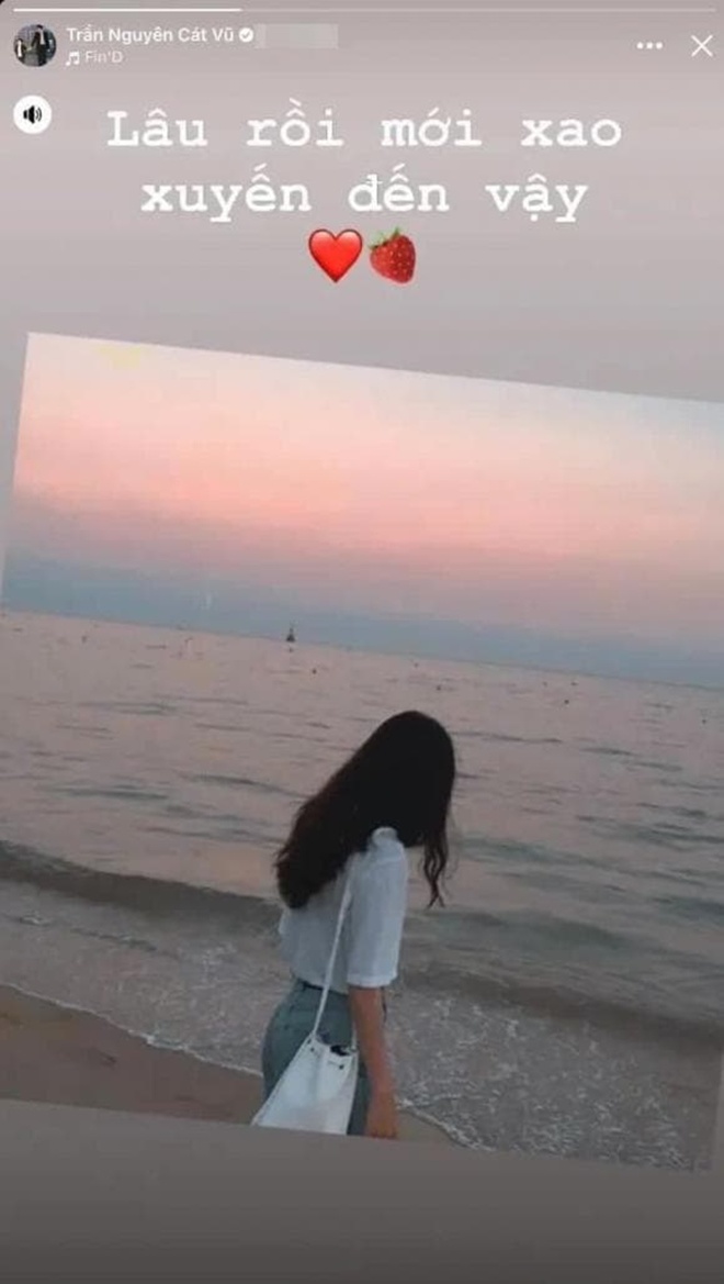 Tim đăng ảnh một cô gái giấu mặt, cho biết mình đang xao xuyến kèm biểu tượng trái tim và quả dâu.