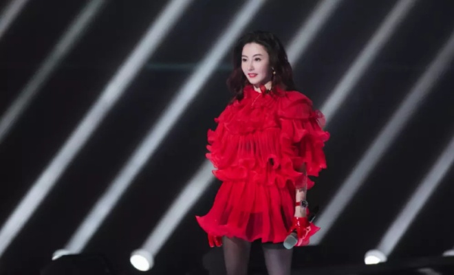 Cô được giới truyền thông săn đón.