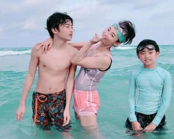 Thỉnh thoảng, Trương Bá Chi đưa các con đi du lịch.