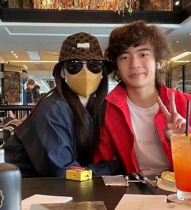 Hình ảnh mới nhất của Trương Bá Chi bên con trai Lucas.