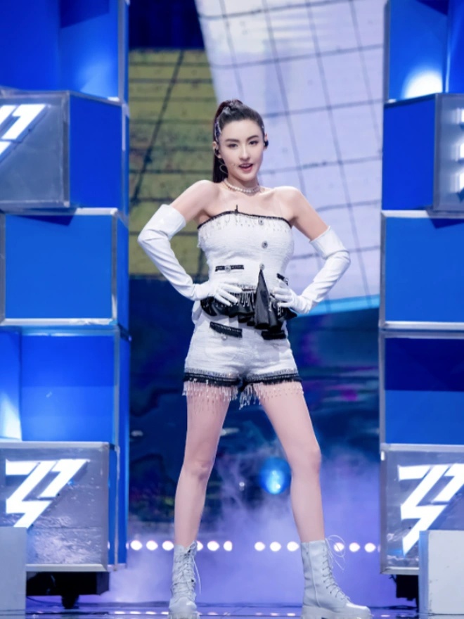 Vài năm nay, Trương Bá Chi tích cực chạy show và cá kiếm được không ít.