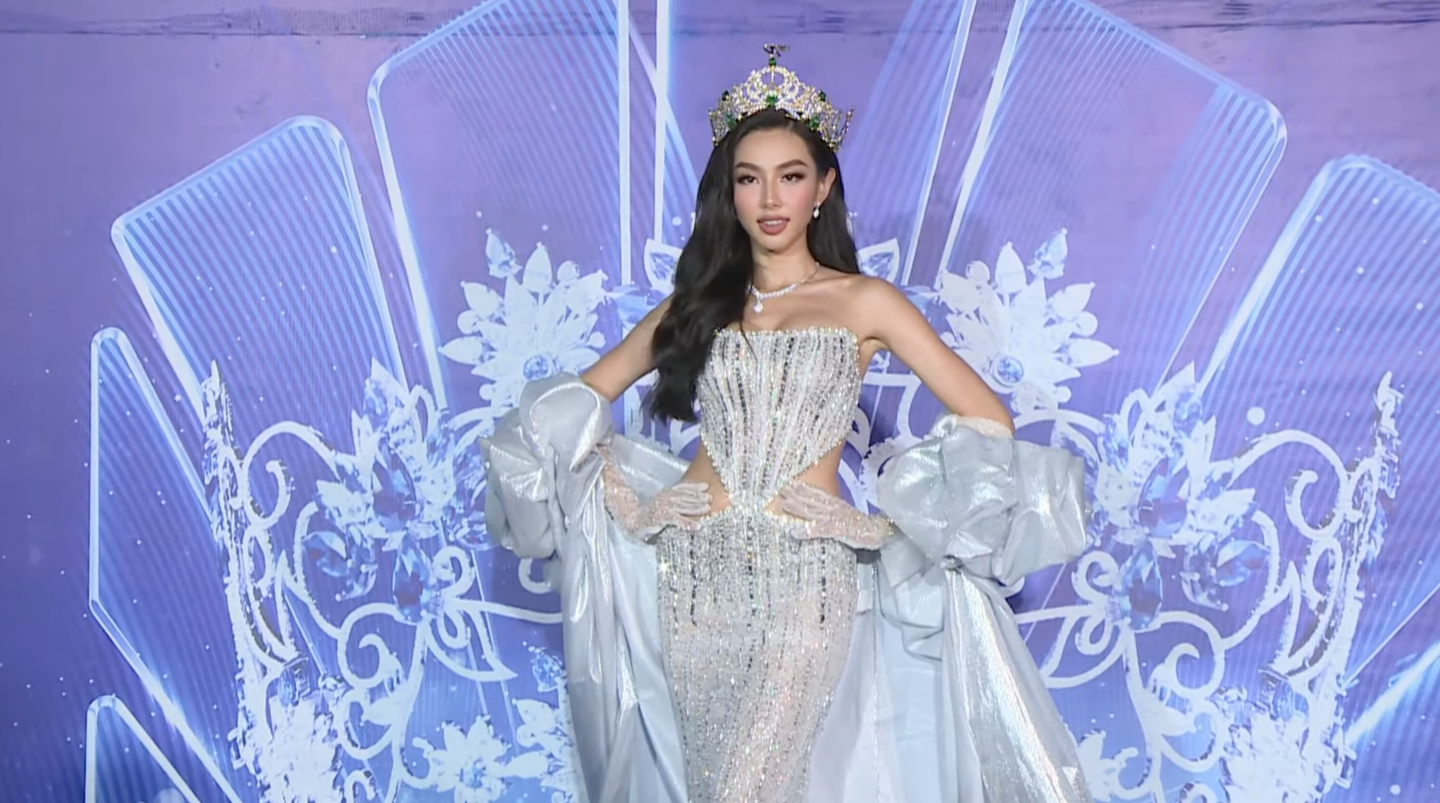 Hoa hậu Thuỳ Tiên rinh vương miện 12 tỷ đồng sải bước thảm đỏ.