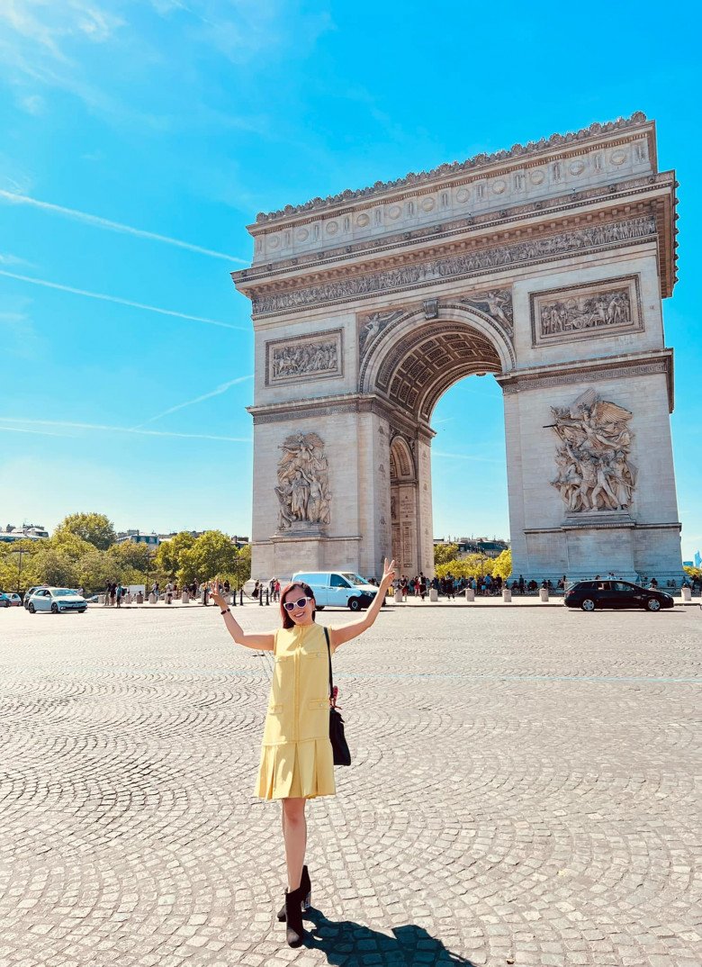 Check in Paris, bà xã đại gia Bình Minh tình tứ bên chồng, hờ hững cúc áo khoe vẻ quyến rũ - 10