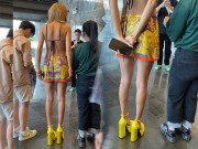 Thời trang - Xuất hiện mỹ nhân "tóc vàng hoe" diện phong cách No Bra tới họp báo Miss World Vietnam